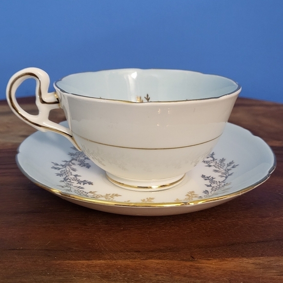 ROYAL GRAFTON Fine Bone China Cup and Saucer Blue White w/ Gold Filagree England - Picture 4 of 16